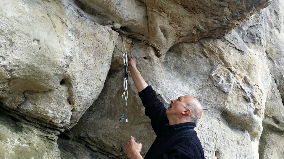 Інструктор встановлює точку страховки у скельній щілині