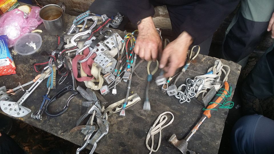 Альпіністське залізо на столі: закладки, відтяжки, молоток і карабіни
