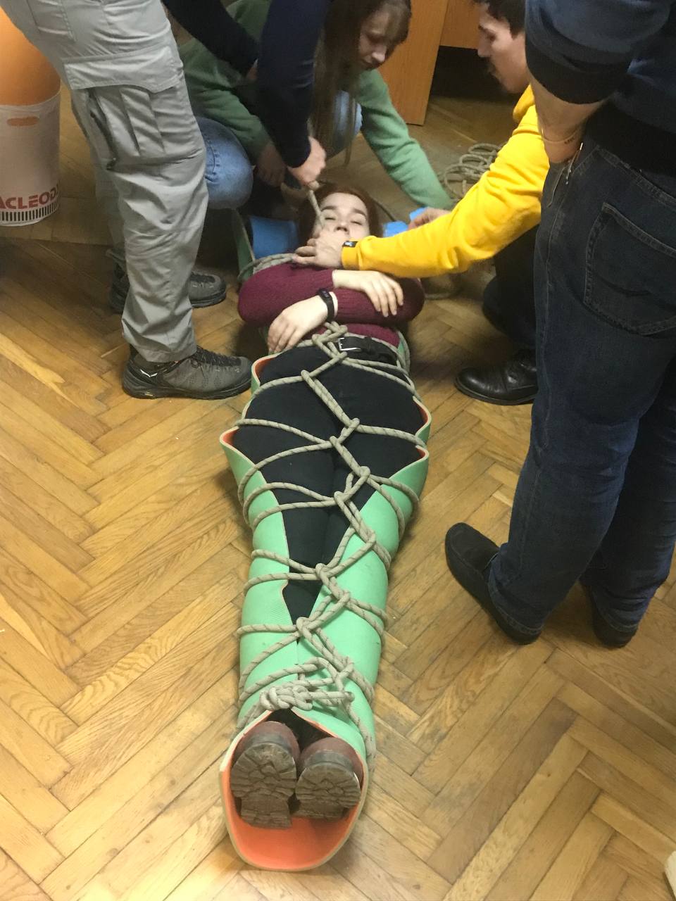 Учасники школи відпрацьовують укладання та транспортування потерпілого на занятті в клубі