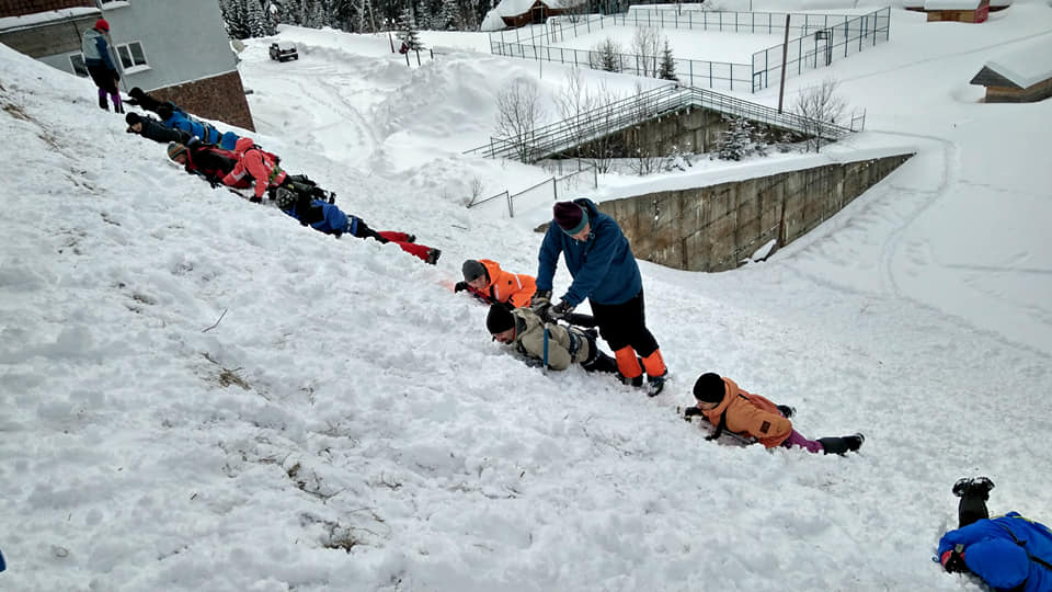 Учні відпрацьовують самозатримання на сніговому схилі